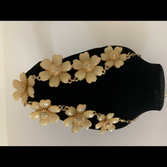 Flowers with Center Gold Pistil Style Ovary Round Clear Quartz Crystal Necklace - Picture 3 of 10